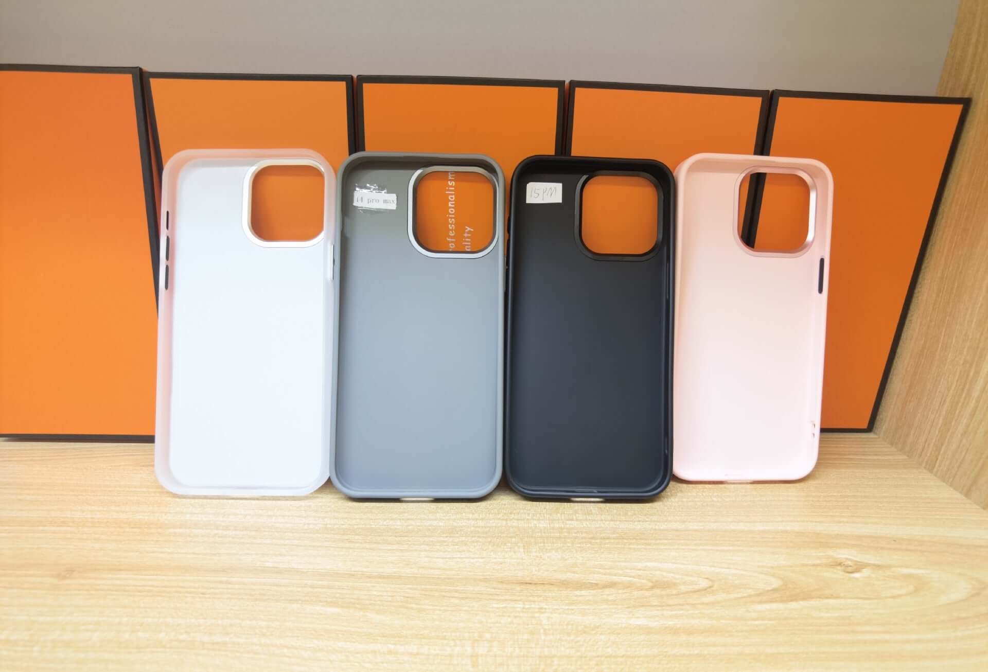 Four-color E-ink screen phone cases for iPhone models, including white, pink, gray, and black options.