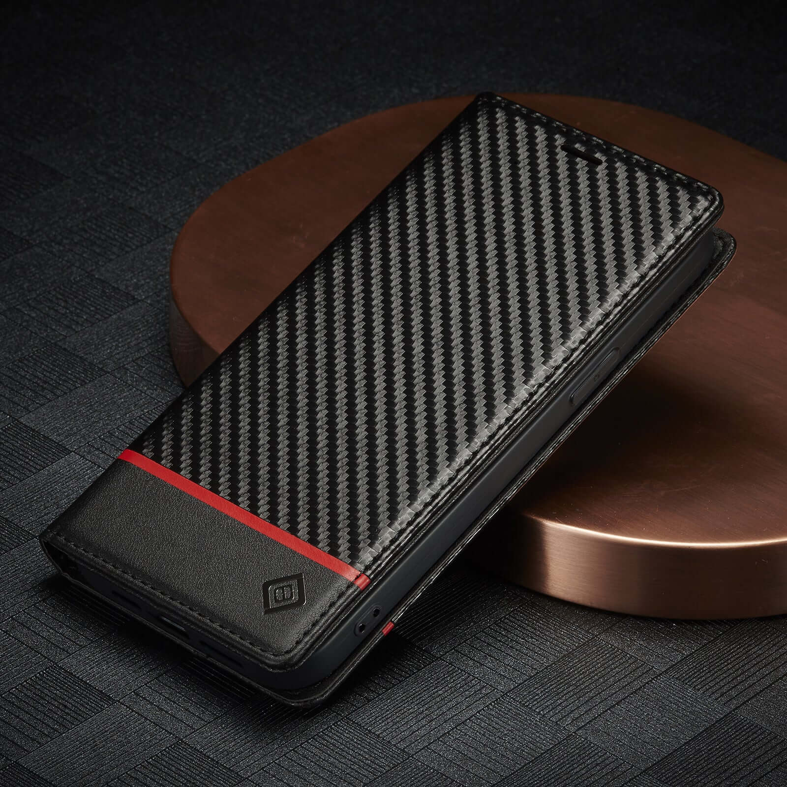 Leather case with carbon fiber design, magnetic flip style, perfect for protecting your phone. Compatible with Apple devices.