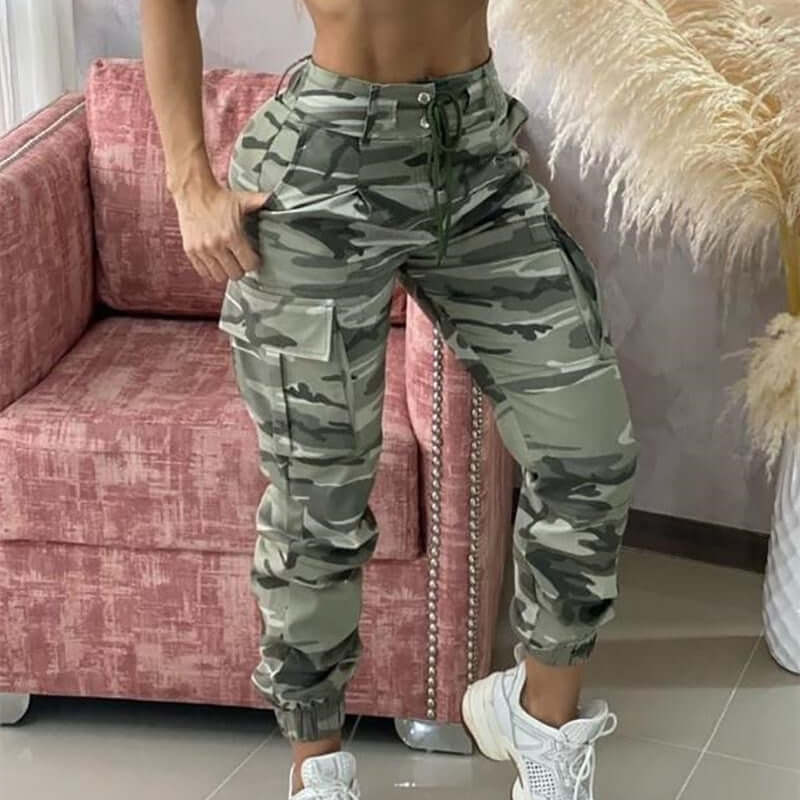 Women's camouflage cropped casual trousers in a stylish fit, perfect for a trendy daytime look.