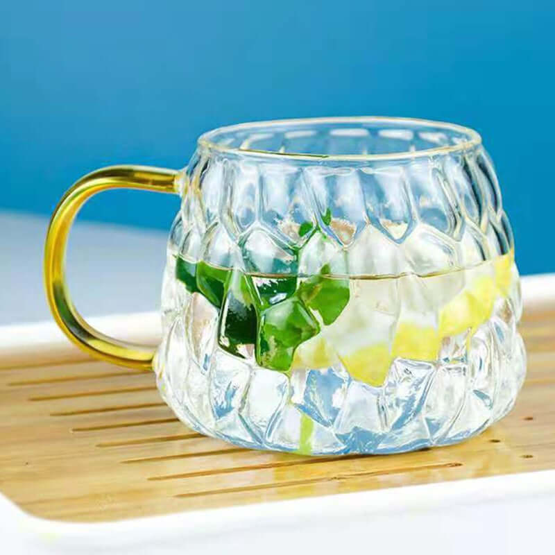 Bouilloire Cube d'eau marteau motif verre borosilicate avec anse dorée, idéal pour boissons chaudes et froides.