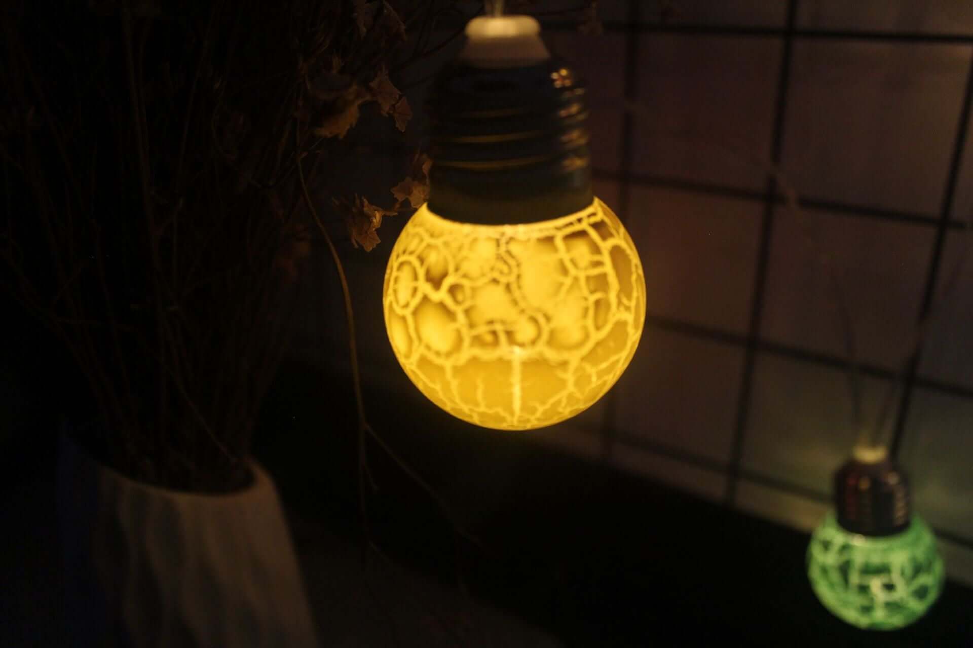 Lumière LED fissurée jaune suspendue, ajoutant une ambiance festive à la décoration intérieure.