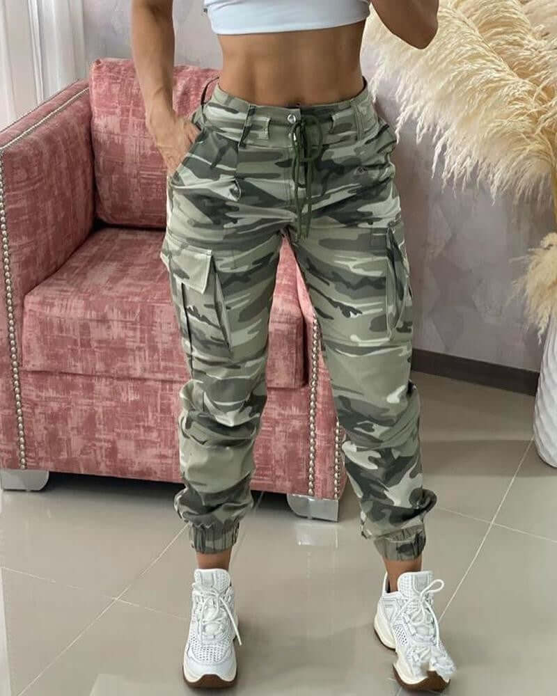 Women's camouflage casual trousers in cropped style, perfect for a trendy and comfortable look.
